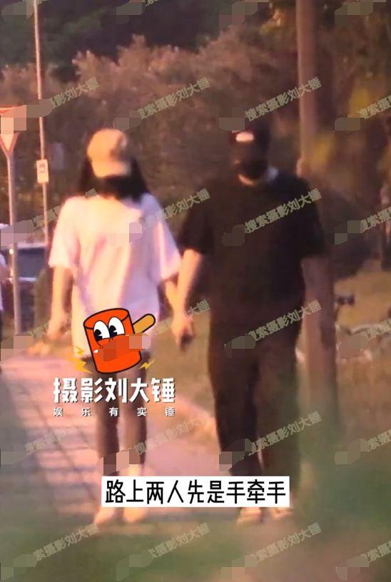 邓家佳与男子晚上同回小区 一路牵手疑似新恋情曝光